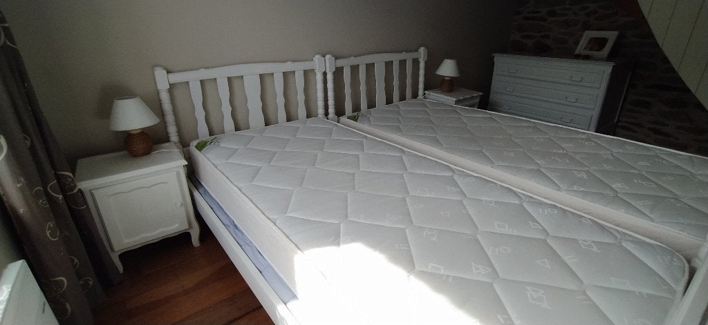 2 lits jumeaux +matelas+sommiers+ 2 tables de nuit, 90 cm, Breton, Enlèvement, Utilisé