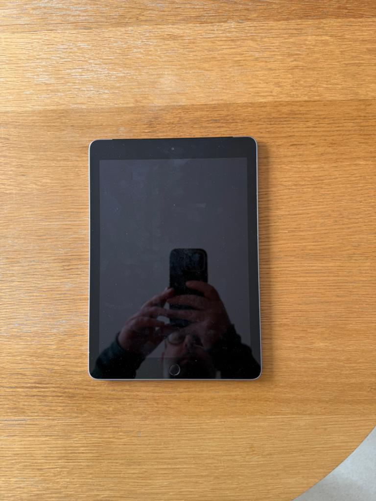 Ipad 6th gen 32GB wifi + cellular, Ophalen, Zo goed als nieuw