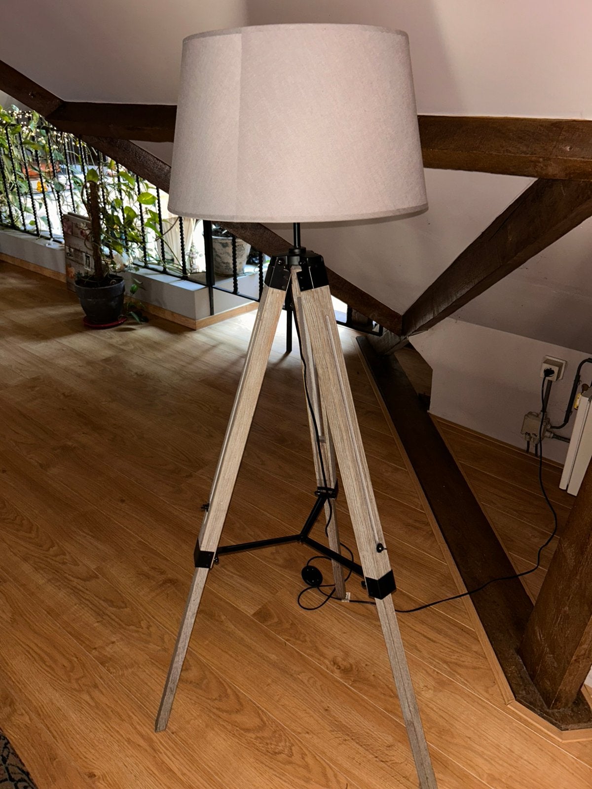 Industriële Staande Lamp op Houten Statief – 150 cm hoog, Ophalen, Zo goed als nieuw