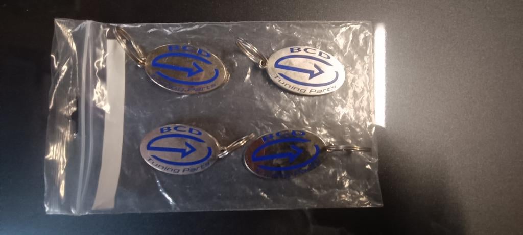 Sleutelhangers BCD

Beide zijdes het logo, Enlèvement ou Envoi