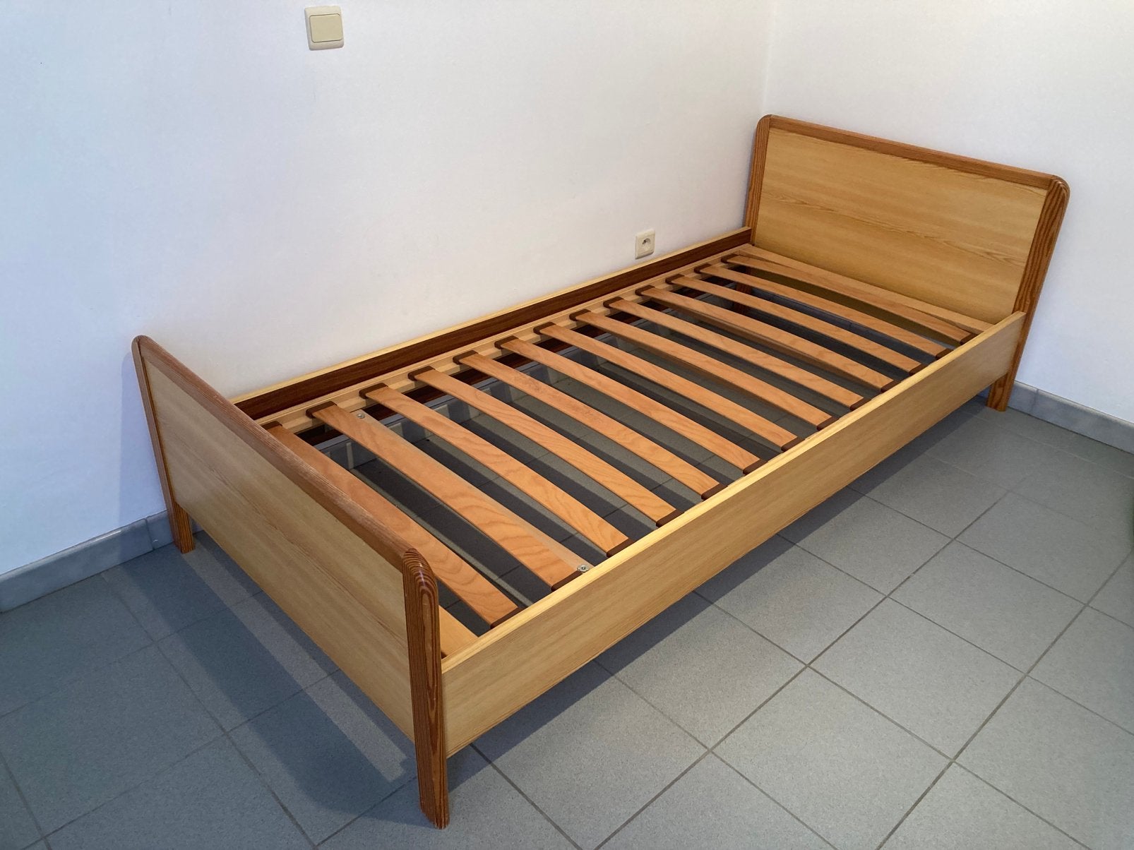 Eénpersoonsbed kader - gratis, Huis en Inrichting, Slaapkamer | Bedden, Ophalen, Zo goed als nieuw