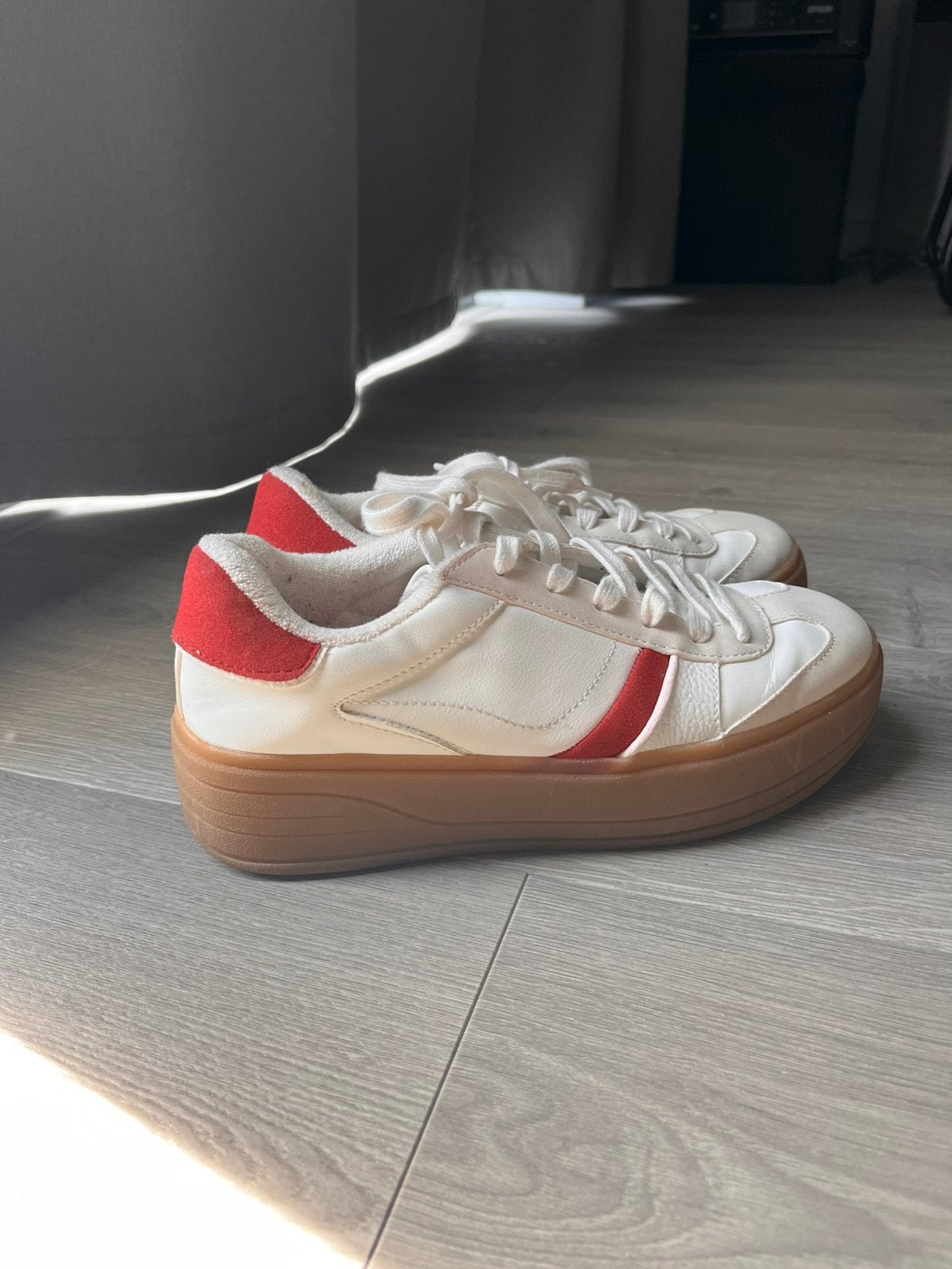 Sneakers ecru met bordeauxp, Kleding | Dames, Ophalen, Zo goed als nieuw, Sneakers