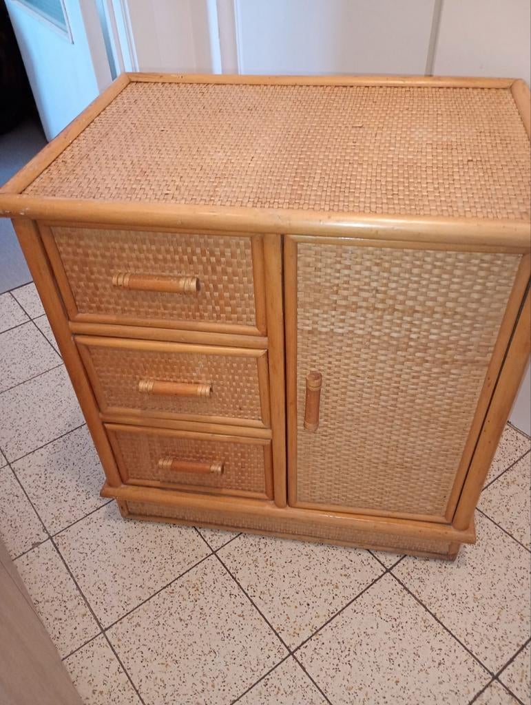 Commode vintage années 1970 en bambou et rotin tressé, 3 ou 4 tiroirs, 25 à 50 cm, Tropical Mid-Century ou moderne italien, Moins de 100 cm