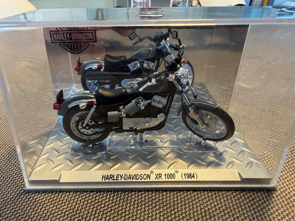 Modèles Harley-Davidson dans une boîte en acrylique, Enlèvement ou Envoi, Comme neuf