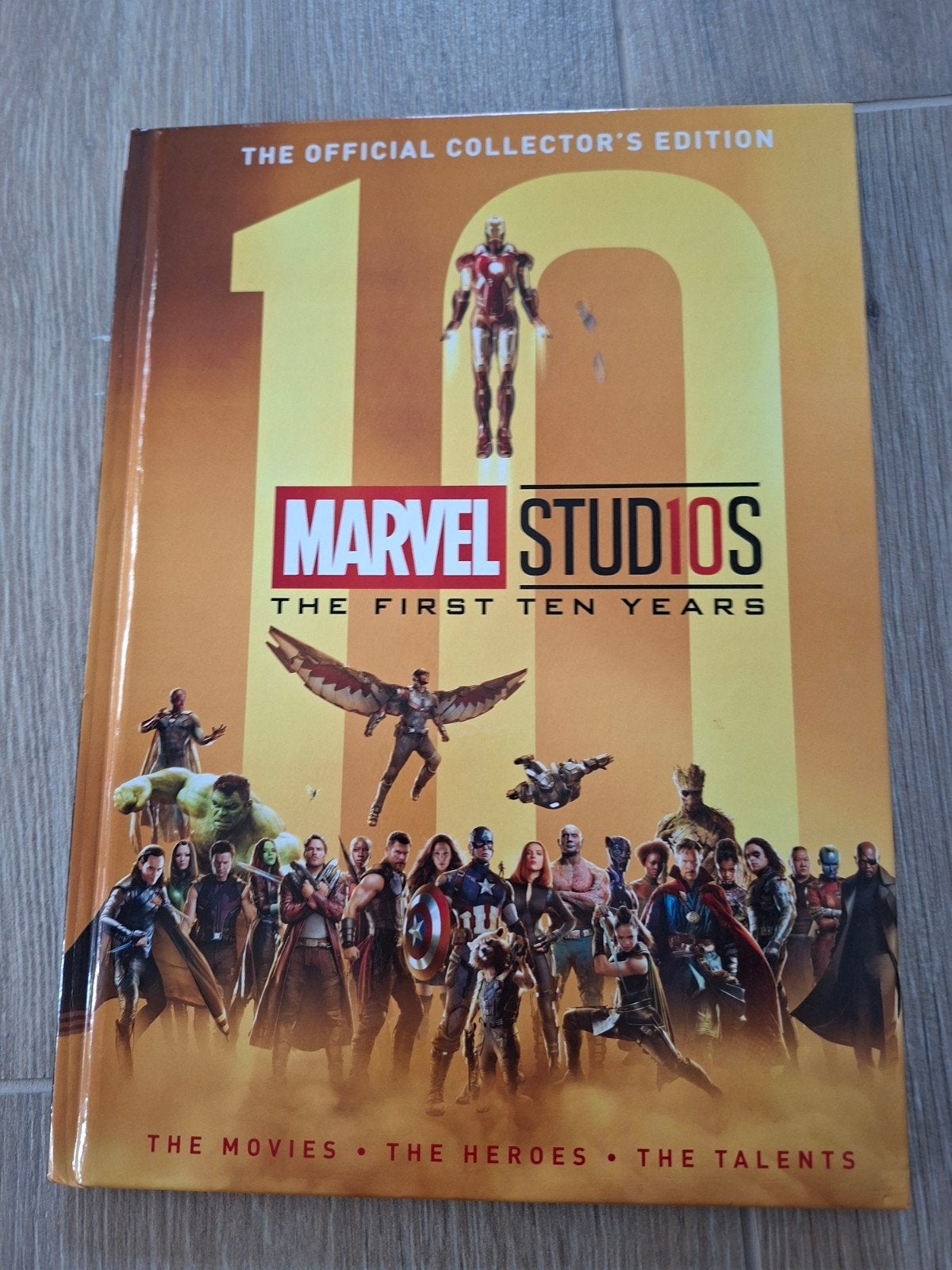 Marvel Studios: The First Ten Years – Official Collector’s, Ophalen of Verzenden, Zo goed als nieuw, Filmspecifiek