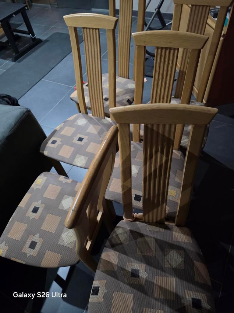 Zes stoelen.Eventueel met gratis tafel. Tafel is beschadigd., Enlèvement