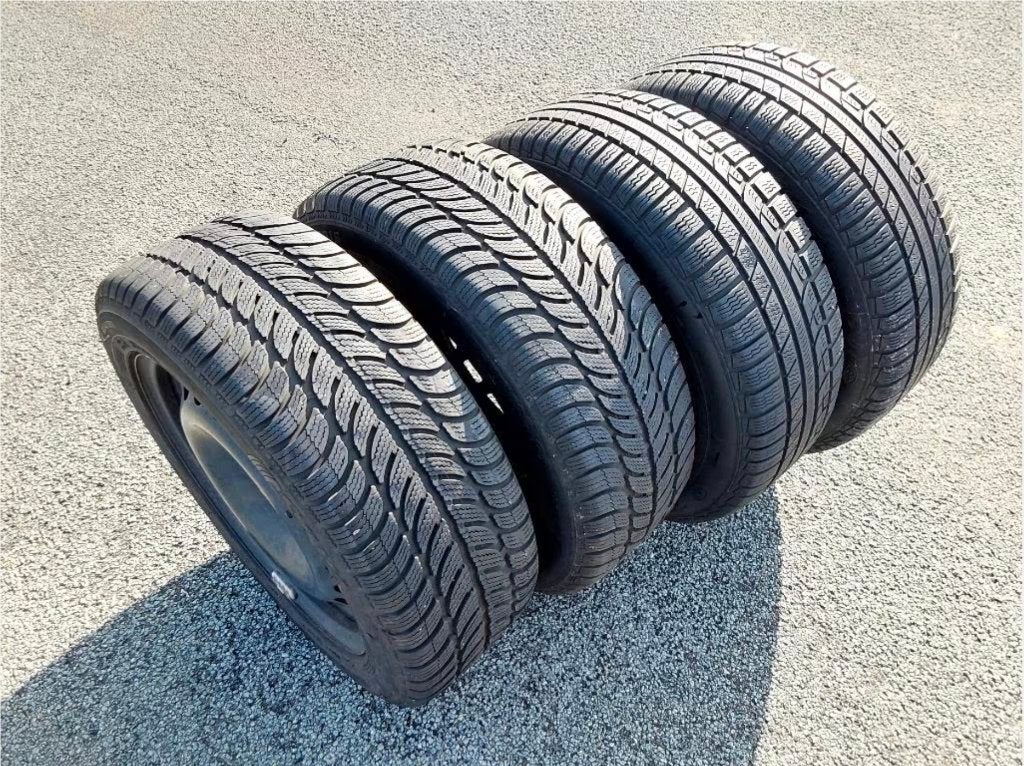 Très bons pneus hiver 205/55-16 sur jantes Ford, Autos : Pièces & Accessoires, Pneus et Jantes, Pneus hiver, 16 pouces, 205 mm