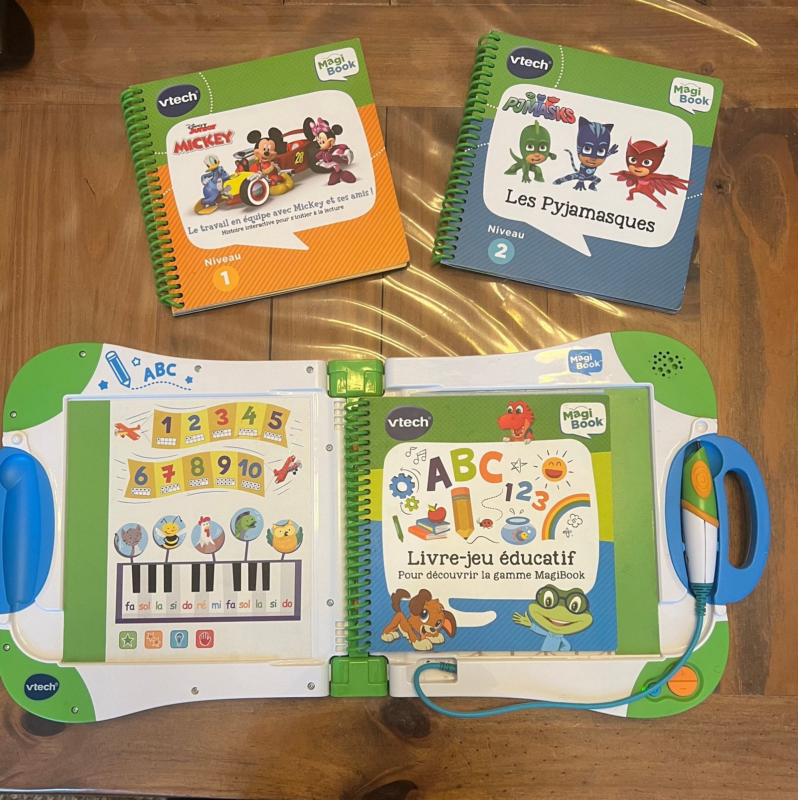 Console MagiBook Vtech + 3 livres (Mickey & pyjamask), Enlèvement ou Envoi, Comme neuf