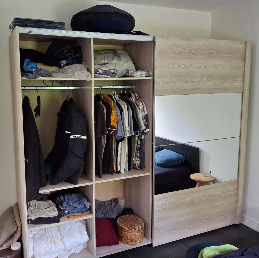 Klerenkast goede staat dringend weg!!!, Huis en Inrichting, Kasten | Kleerkasten, Zo goed als nieuw, Ophalen