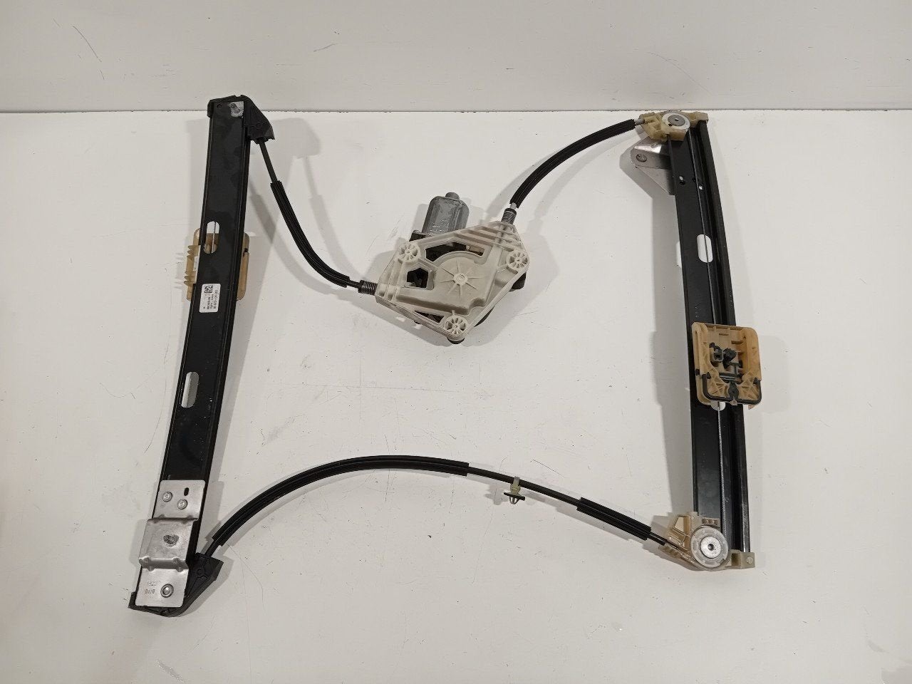 Raammechaniek elektrisch links voor Audi A1, Onderdelen@venauto.nl, Van der Ven Autorecycling B.V., Ettenseweg 76, 4706 PB Roosendaal, The Netherlands