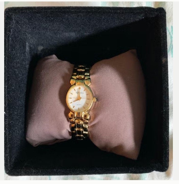 Rodania toont gouden vrouw in haar hoesje, Handtassen en Accessoires, Overige materialen, Gebruikt, Polshorloge, Goud
