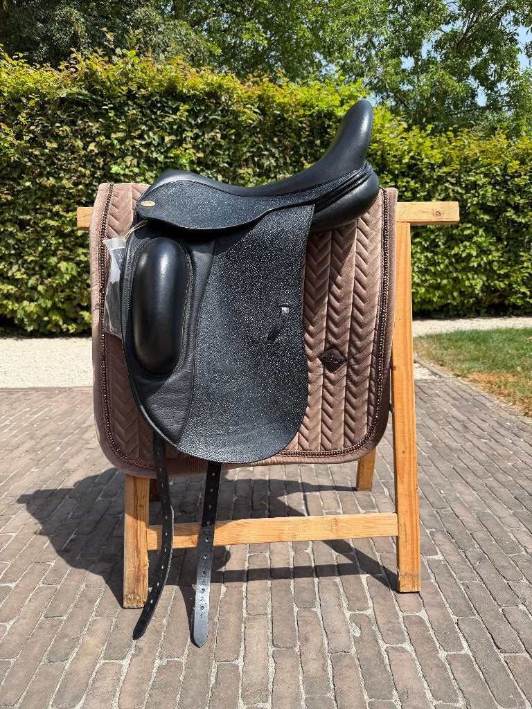 Harry Dabbs Allure dressuurzadel – 17,5" – Zo goed als nieuw, Ophalen, L (17.5 inch), Dressuur, Overige merken