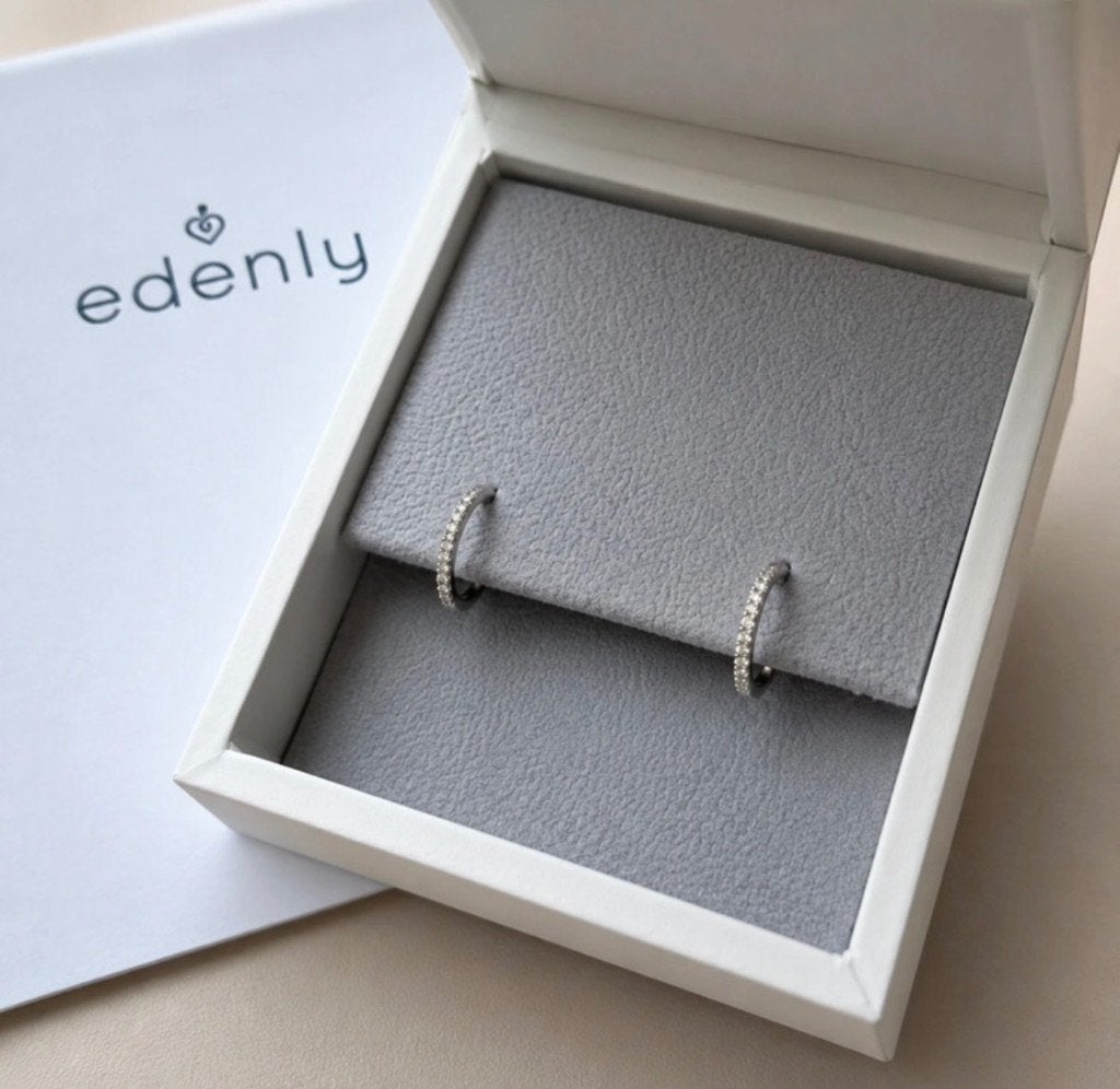 Edenly 9K witgouden diamanten oorringen | Nooit gedragen, Handtassen en Accessoires, Oorbellen, Wit, Nieuw, Ophalen of Verzenden