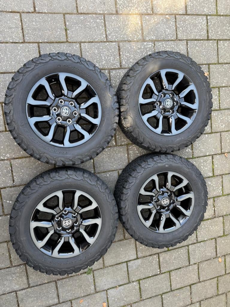 Jantes d’origine Toyota Hilux Invincible + BF Goodrich A/T, Auto-onderdelen, Banden en Velgen, Ophalen, 18 inch, Gebruikt, Velg(en)