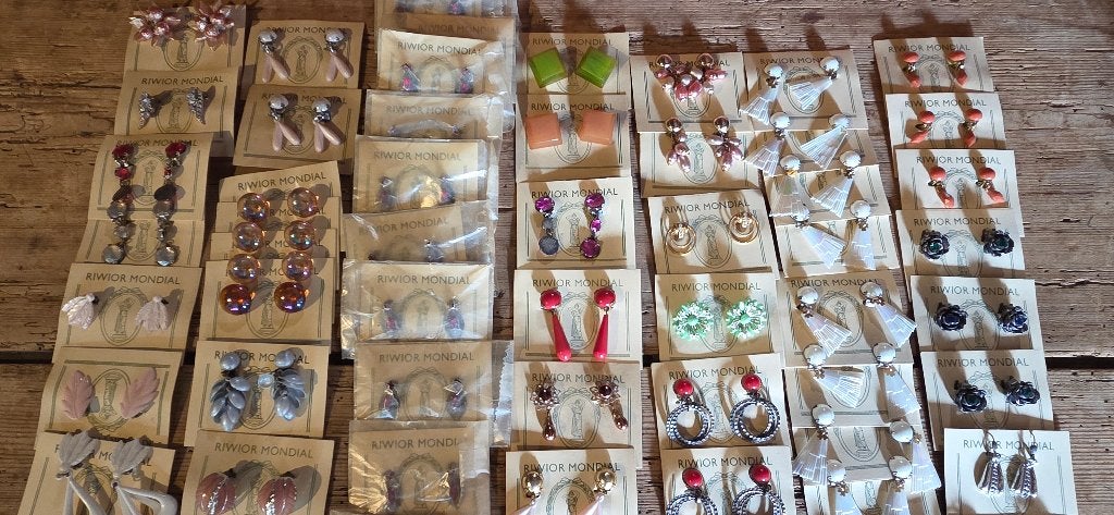 Zeer groot lot van meer dan 600 fantasiejuwelen, Handtassen en Accessoires, Ophalen, Nieuw, Overige kleuren, Overige materialen
