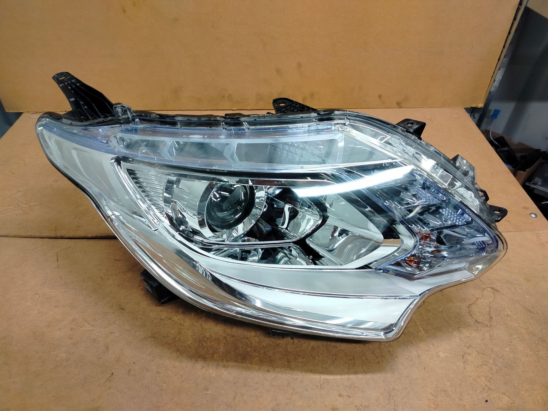 Phare x non droit Mitsubishi L200 V 8301C742, Info@mitsubishi-motors.com, Mitsubishi Motors Corporation, Utilisé, Mitsubishi