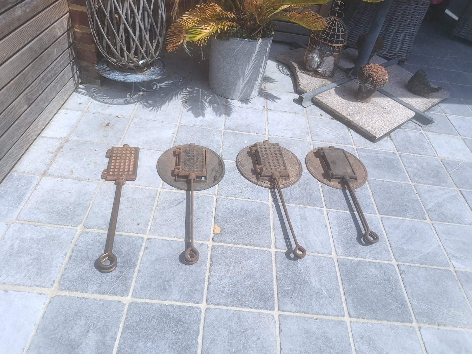 Gaufriers en fonte avec plateau tournant, Enlèvement