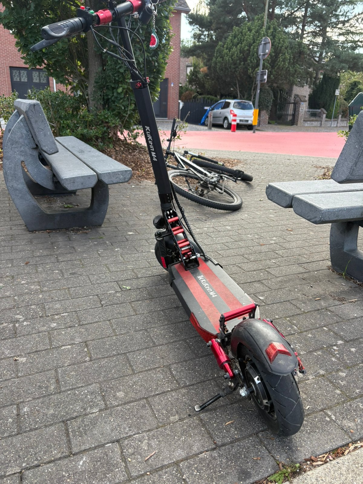 Kukirin m4  45 kmh achterste band kapot je krijgt reserve er, Fietsen en Brommers, Ophalen of Verzenden, Gebruikt, Elektrische step (E-scooter)
