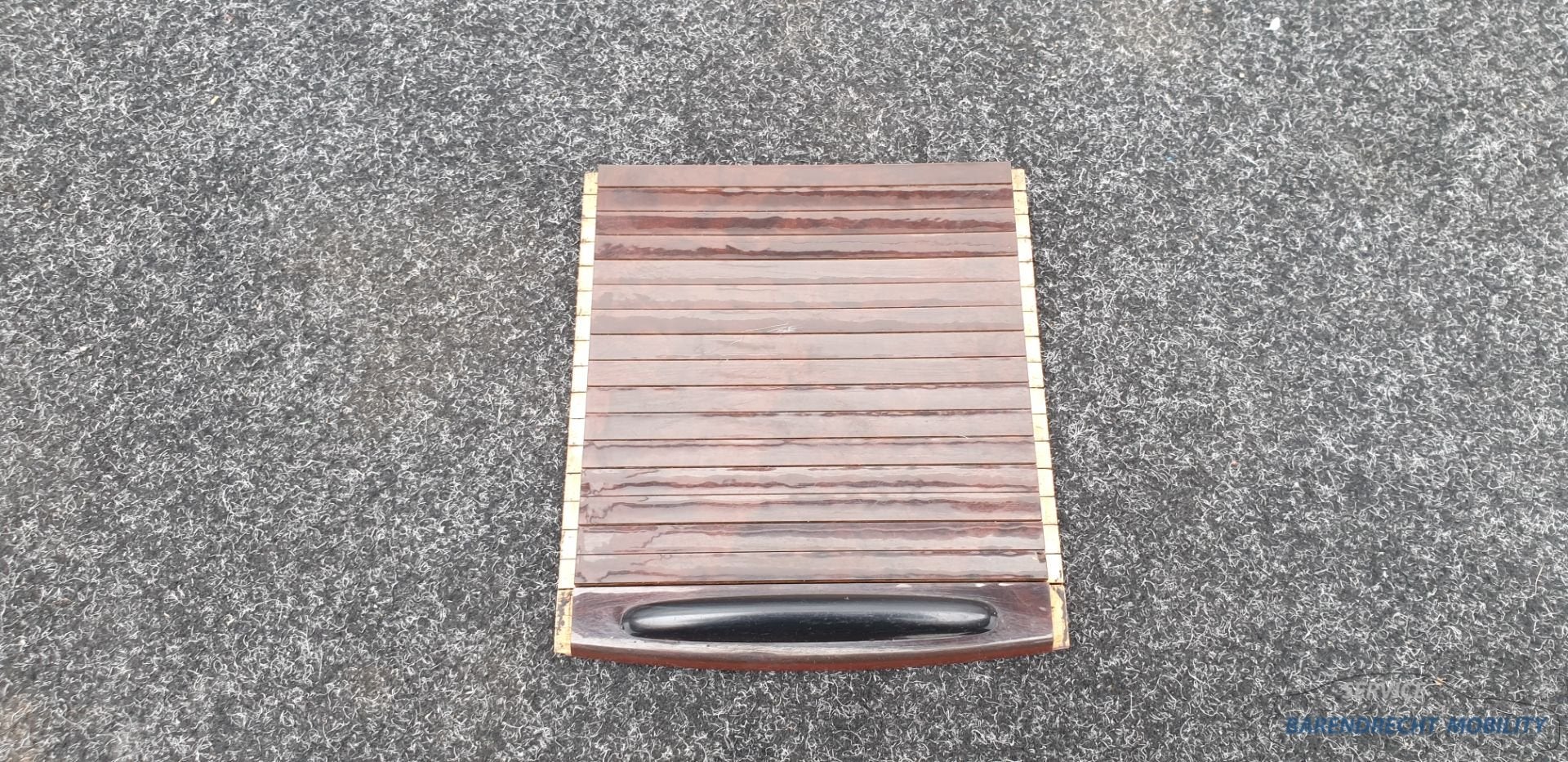 Couvercle en bois pour console centrale W203 Classe C compar, Mercedes-Benz AG, Mercedes-Benz, Utilisé, Mercedesstrasse 120
70372  Stuttgart, DE