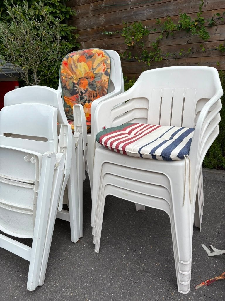 9 plastieke tuinstoelen inclusief kussens, Ophalen, Gebruikt, Plastic, Stapelbaar
