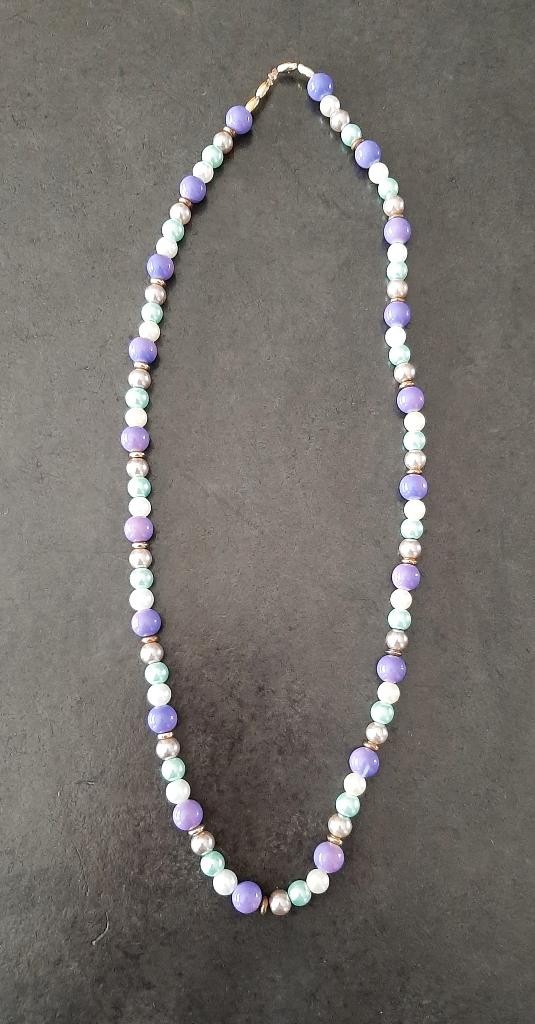 Te koop: Nieuw!! Mooie lange ketting kleine pareltjes., Handtassen en Accessoires, Kettingen, Ophalen, Paars, Nieuw, Steen of Mineraal