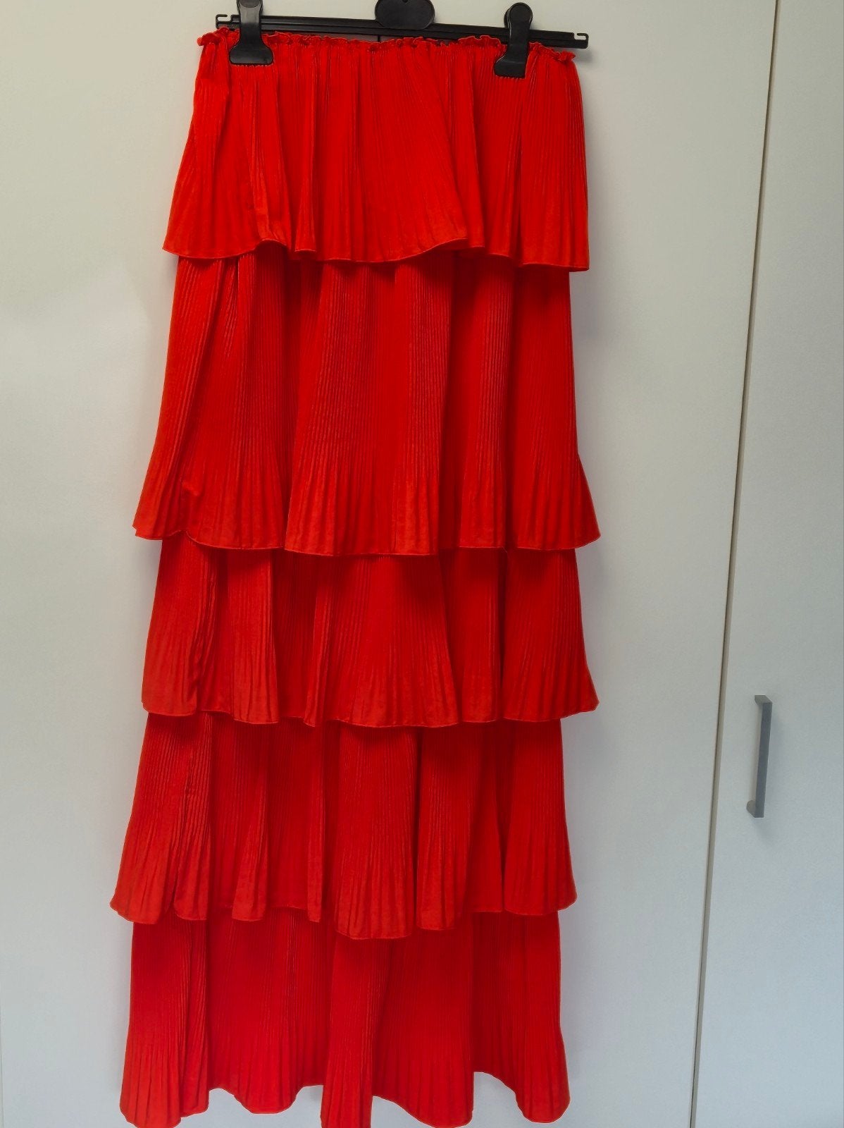 Nieuw! Essentiel Antwerp rode geplooide strapless jurk / max, Essentiel Antwerp, Enlèvement, Neuf, Sous le genou