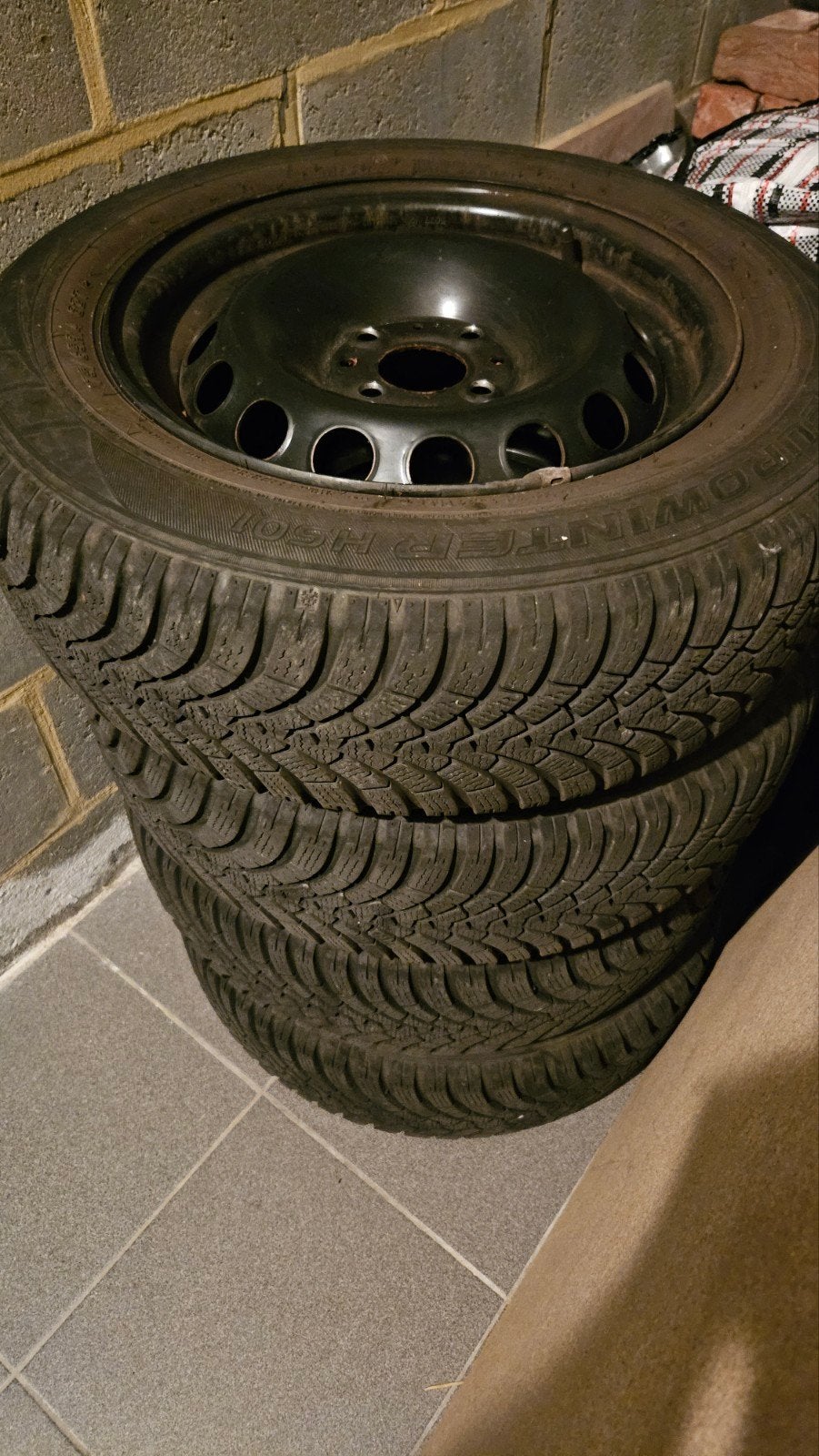 Pneus montés sur jantes avec enjoliveurs pour Fiat 500, Autos : Pièces & Accessoires, Pneus & Jantes, Enlèvement, Pneu(s)