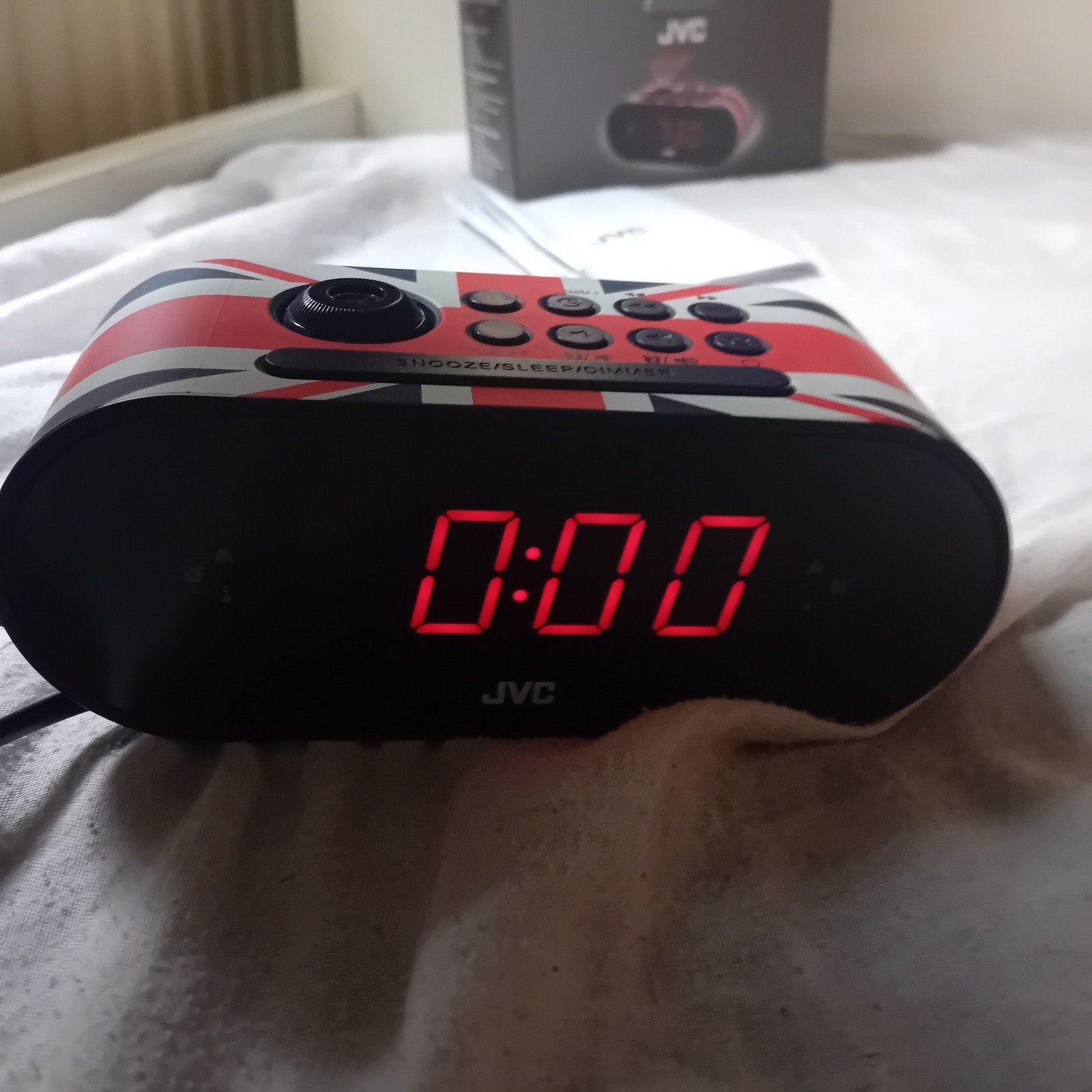 Radio réveil avec projection de l'heure au plafond.