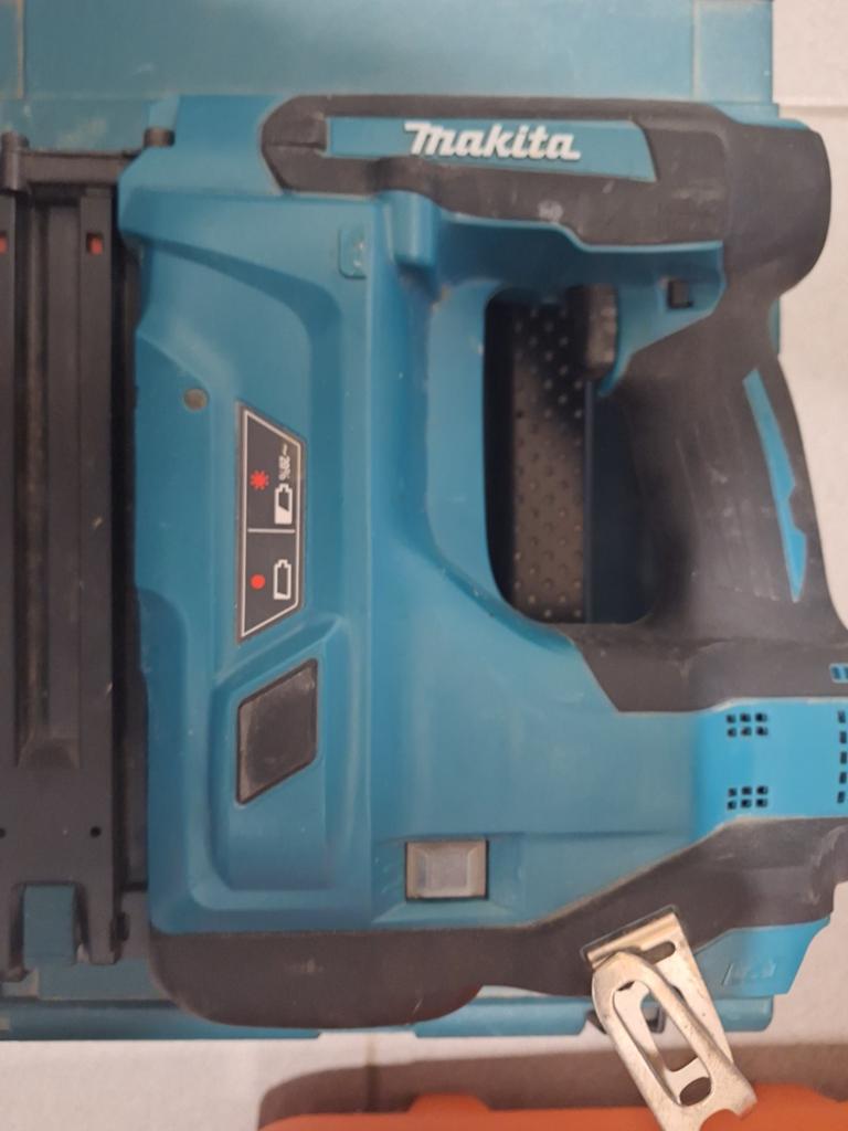 Makita 18v tacker, Ophalen
