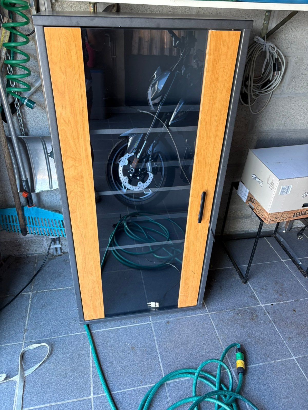 Tekoop vitrinekast zwart met beetjr bruin, Ophalen, Gebruikt