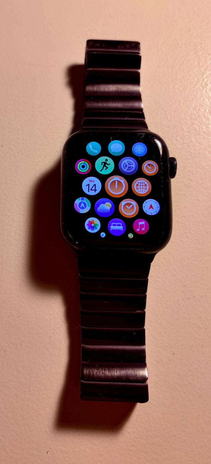 Apple Watch SE 2025 44 mm avec chargeur et 2 bracelets, Étanche, Enlèvement ou Envoi, IOS, Utilisé