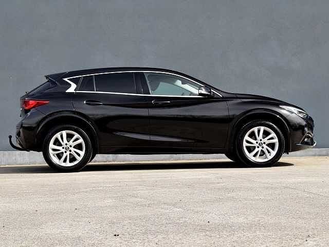 Infiniti Q30 1.6 Turbo Pure Verwarmde zetels, parkeer camer, Autos, Autres modèles, Euro 6, Entreprise, Noir