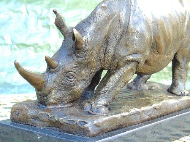 rhinocéros en bronze signé , MILO ., Enlèvement ou Envoi, Bronze