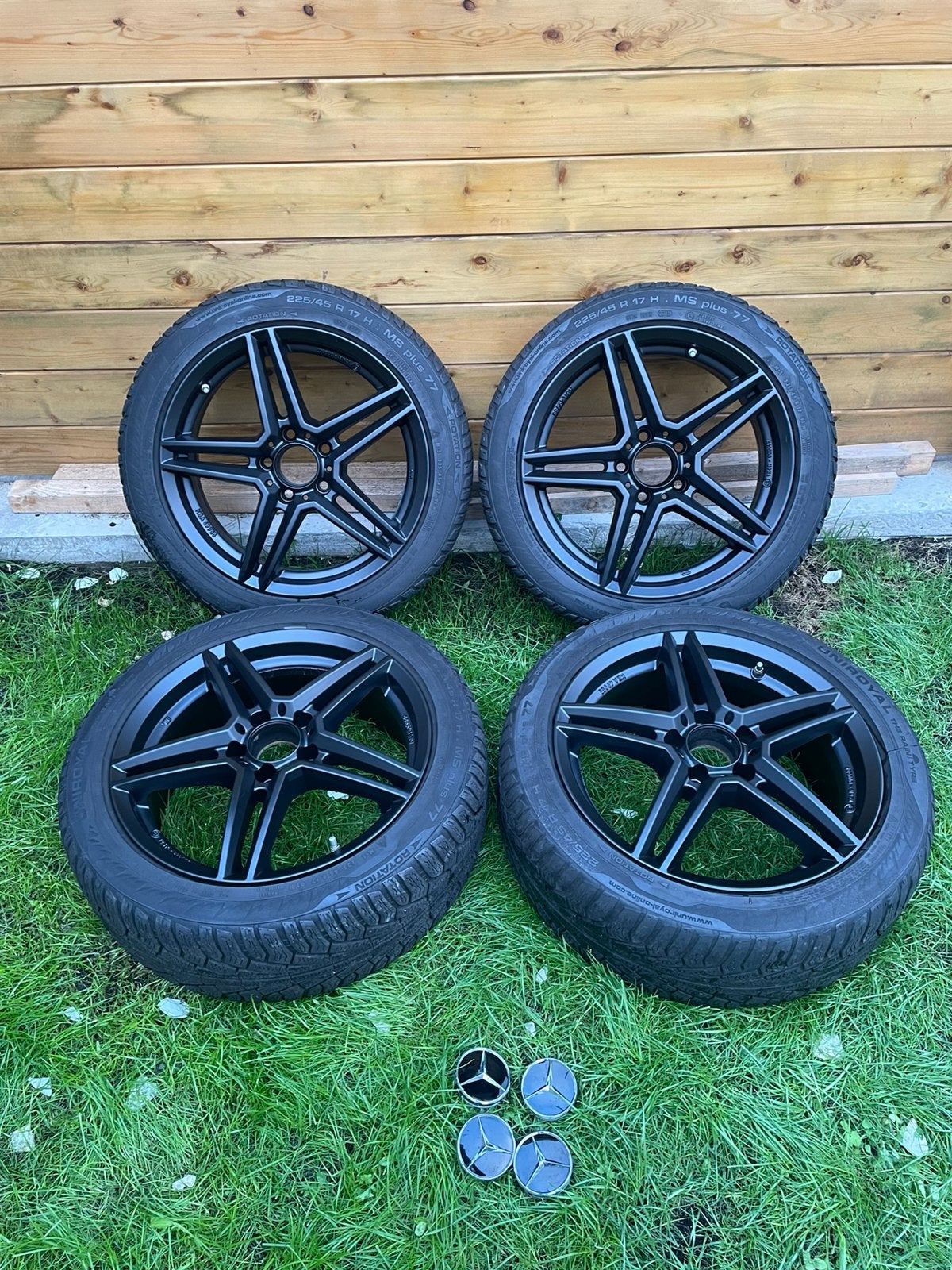 5x112 velgen 17 inch met banden 225 45 17 zwarte velgen, Ophalen, Zo goed als nieuw