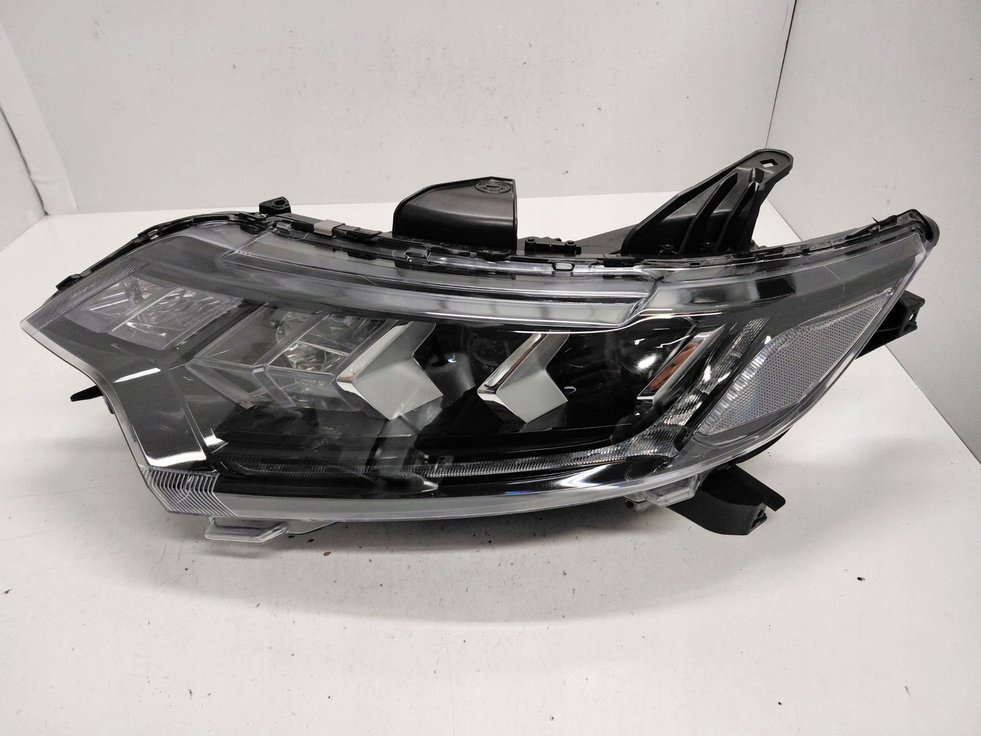 Phare avant gauche relevable Mitsubishi Outlander III 4BX19, Info@mitsubishi-motors.com, Mitsubishi Motors Corporation, Utilisé