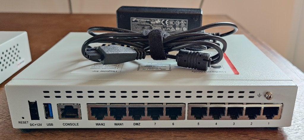 Fortigate 60E (2x) + FortiSwitch 108E (2x) - NSE4/NSE5 ready, Computers en Software, Netwerk switches, Ophalen, Gebruikt