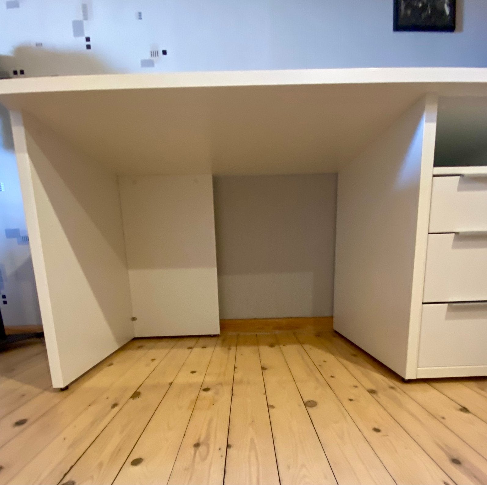 Bureau met drie laden wit , L: 140 - B : 70 - H 75, Ophalen, Zo goed als nieuw, Wit