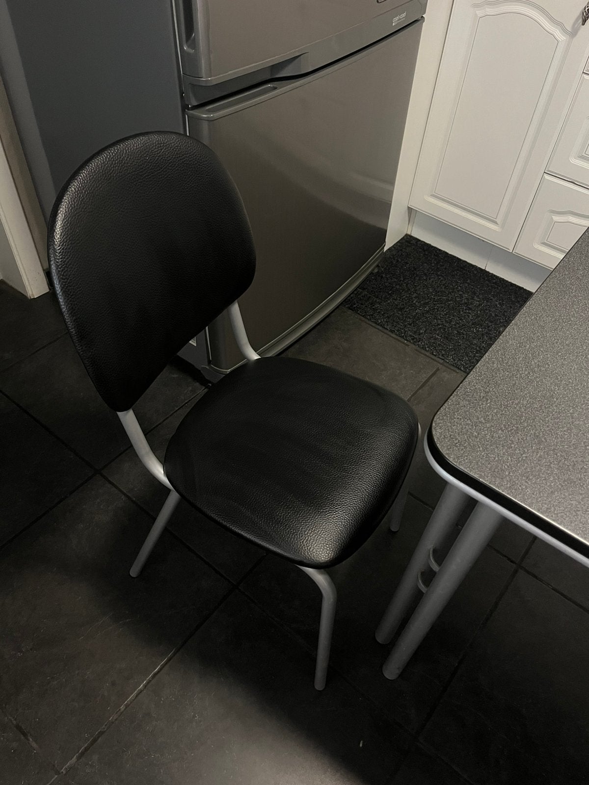 Keukentafel en 4 stoelen, Huis en Inrichting, Ophalen, Vier, Grijs, Kunststof