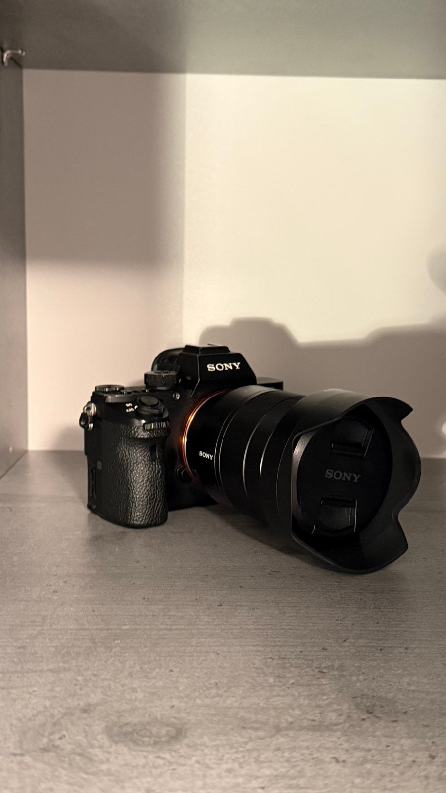 Sony A7R II + Sony 24-70 f4 Carl ZEISS + 2 batterijen, TV, Hi-fi & Vidéo, Appareils photo numériques, Enlèvement ou Envoi, Utilisé