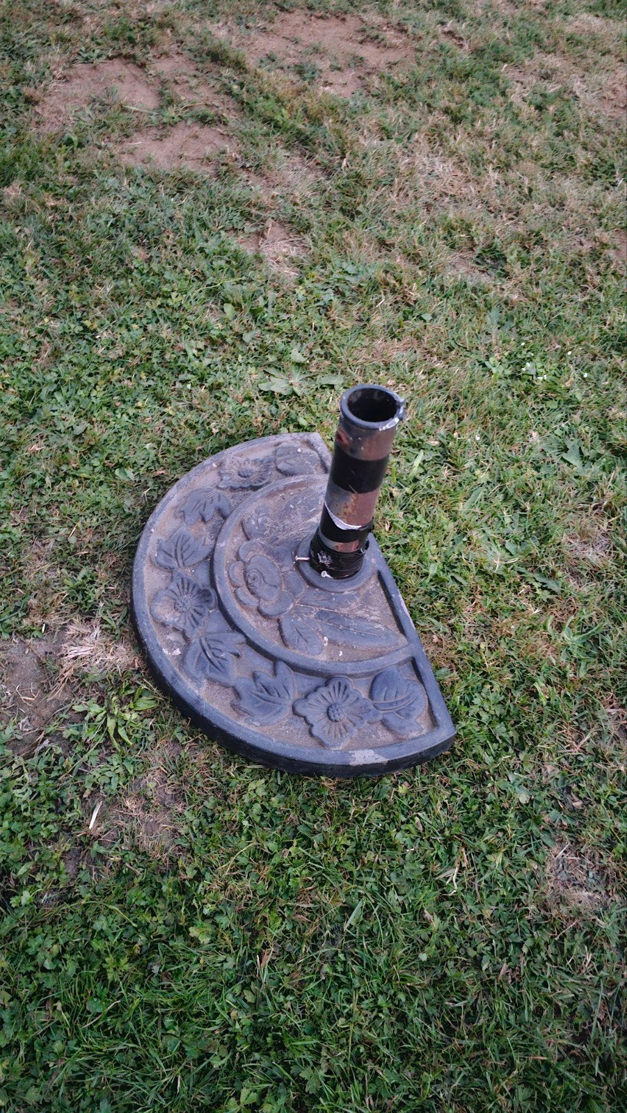 Zware parasol voet  2 stuuk 10€ stuuk, Ophalen