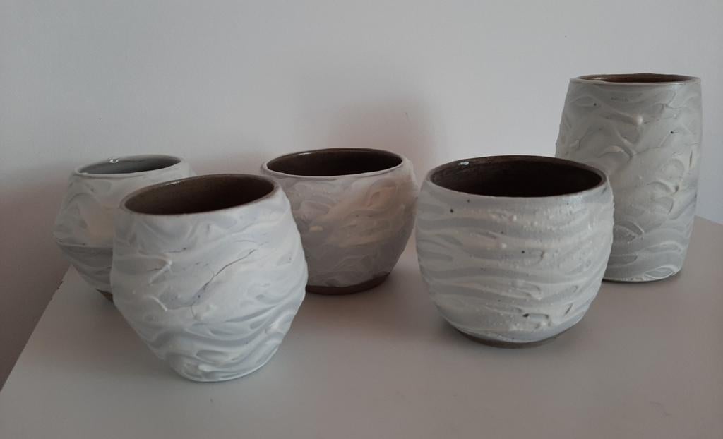 Ensemble de 5 pots et vases en céramique à décor ondulé blan, Enlèvement ou Envoi, Neuf