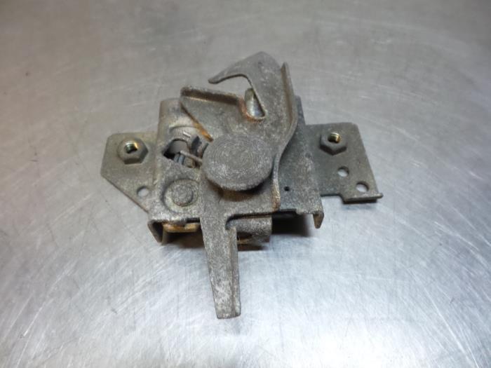 Slotmechaniek Motorkap van een Mazda 2 (2 03-), Gebruikt, -, -, Ophalen of Verzenden