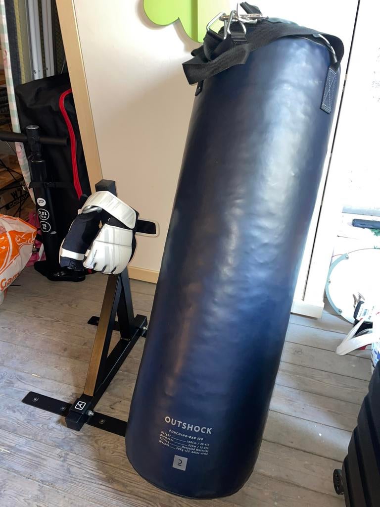 Bokszak 100cm met frame en handschoenen – zo goed als nieuw, Ophalen, Zo goed als nieuw, Bokszak