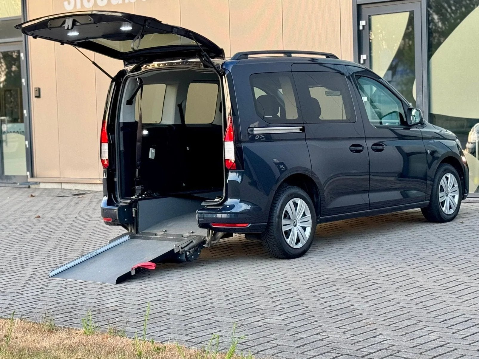 VW CADDY TPMR VOITURE POUR FAUTEUIL ROULANT 2023 24000KM, Autos, Autres modèles, Achat, Euro 6, Entreprise