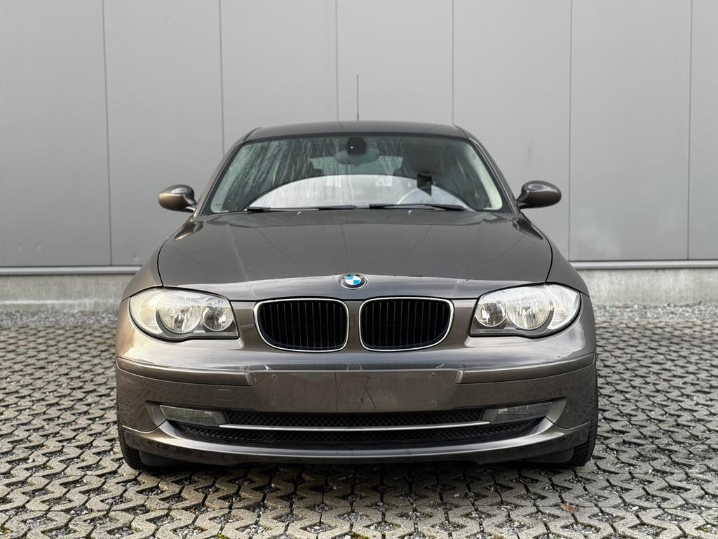 BMW 118i – 230.000 km – Benzine – Overname, Auto's, 1 Reeks, 4 cilinders, Leder, Bedrijf