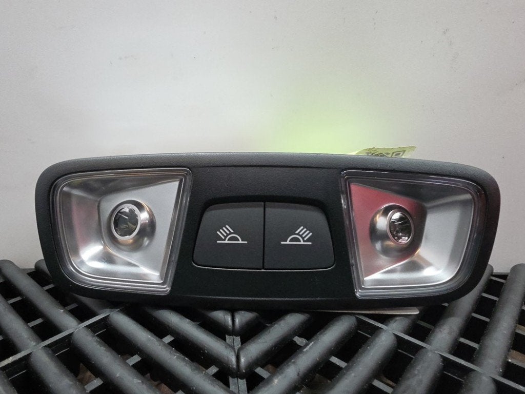 PLAFONNIER ARRIÈRE Audi A3 Limousine (8YS) (|8V0947111B|), Auto-Union-Straße  1,
85057  Ingolstadt, DE, Info@audi.de, Audi, Utilisé