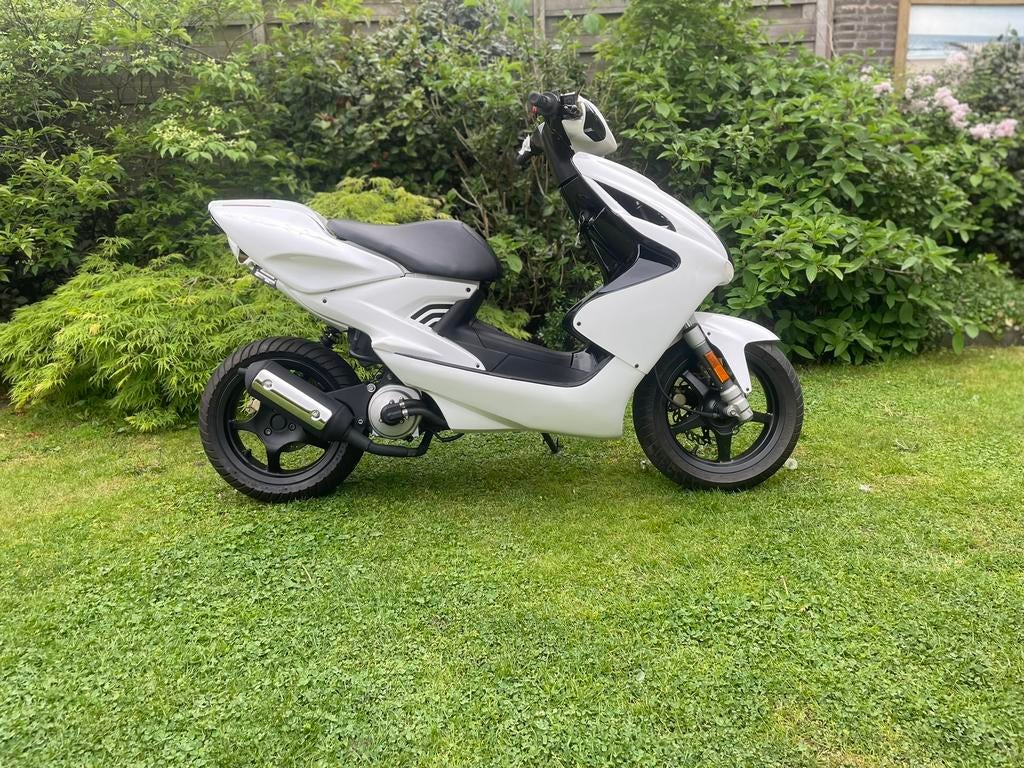 Yamaha Aerox B klasse in nieuwstaat, Fietsen en Brommers, Ophalen of Verzenden, Zo goed als nieuw, Aerox