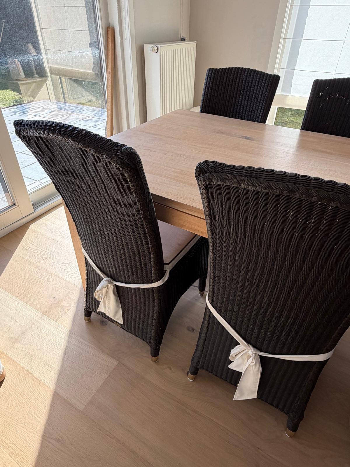 Eettafel en zes stoelen, Ophalen