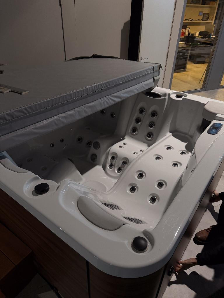 Jacuzzi Aquavia, Tuin en Terras, Bubbelbaden en Hottubs, Nieuw, Vast, Afdekzeil, Filter, Trap, Ophalen