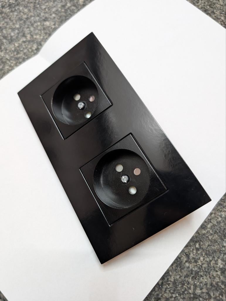 Niko Pure afwerken in Bakelite piano black, Ophalen